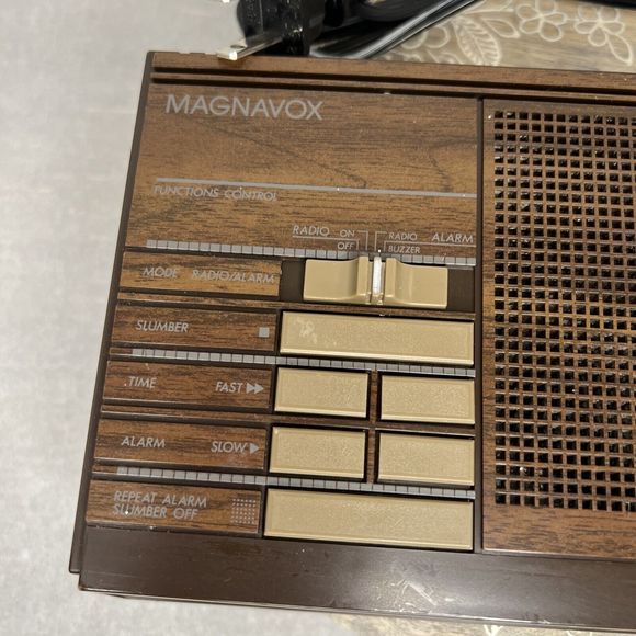 Magnavox D-3040 AM/FM Digital Alarm Clock Radios Retro Woodgrain Vintage Classic - Picture 3 of 5